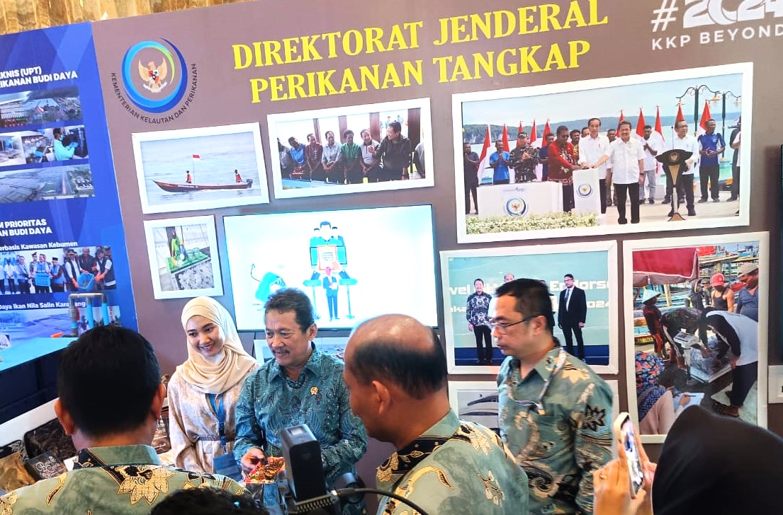Menteri KKP Sakti Wahyu Trenggono bersama rombongan menyempatkan diri mengunjungi stand DJPT dan mengapresiasi produk batik eco print Inovasi wanita nelayan yang difasilitasi melalui GEF 6 CFI Indonesia di kampung nelayan modern (KALAMO) di Biak Papua, dan di Teluk Wondama Papua Barat.